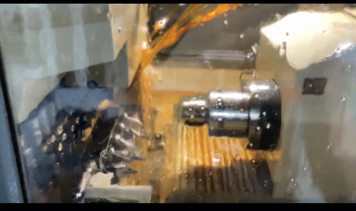 cutting oil using method of automatic lathe